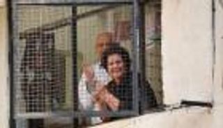 على غرار إيطاليا.. مواطنون ونجوم يدعمون القطاع الصحي من الشرفات