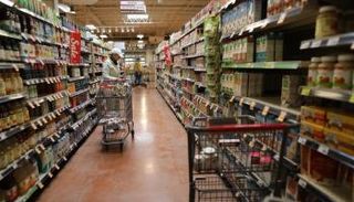 الحملة تهدف لحماية كبار السن كونهم الأكثر عرضة للإصابة بكورونا-أرشيفية