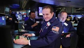 متعاملون أثناء التداول في بورصة وول ستريت - رويترز