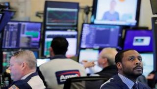 متعاملون أثناء التداول في بورصة وول ستريت - رويترز