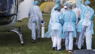 أطباء ينقلون المرضى بطائرات هليكوبتر في حالة الطوارئ الصحية