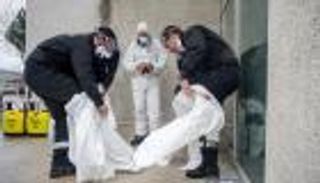 باحثون بريطانيون: كورونا ربما أصاب "نصف" سكان البلاد