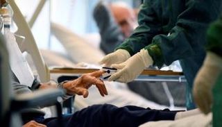 شباب يدشنون مجموعات على مواقع التواصل لتقديم استشارات طبية