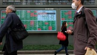 شاشة توضح حركة الأسهم في بورصة طوكيو بشوارع العاصمة