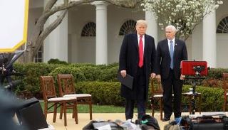  الرئيس دونالد ترامب ونائبه مايك بنس في البيت الأبيض - رويترز