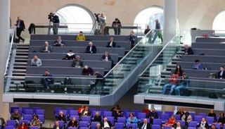 مسافات واضحة بين نواب البرلمان الألماني - رويترز