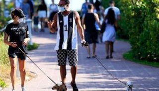 أمريكيان يرتديان أقنعة واقية على شاطئ بفلوريدا