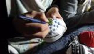 كمامات ملونة.. التشجيع على الوقاية من كورونا يبدأ برسمة