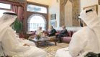 محمد بن زايد وبومبيو يبحثان هاتفيا احتواء تداعيات كورونا