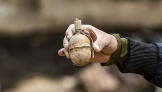 قنبلة يدوية من مخلفات تنظيم داعش الإرهابي