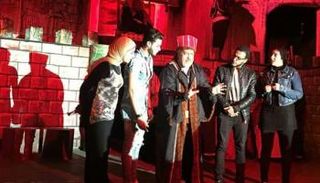 مشهد من مسرحية "رجل القلعة"