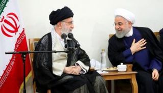 روحاني جالسا إلى جوار خامنئي - أرشيفية