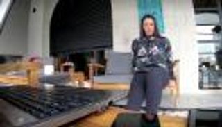 فلسطينية تكافح كورونا بدروس لياقة بدنية على الإنترنت