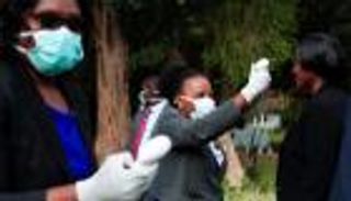 كورونا يتحدى أطباء زيمبابوي.. لا ملابس واقية