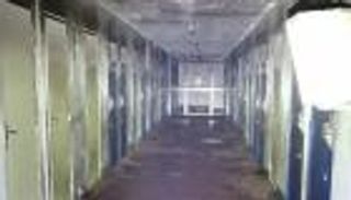 سجناء يحرقون سجنا احتجاجا على وفاة زميلهم بـ"كورونا"