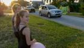 حيلة للاحتفال.. موكب سيارات لأصدقاء طفلة في عيد ميلادها