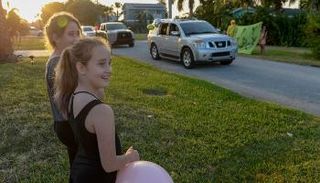 موكب للاحتفال بعيد ميلاد طفلة أمريكية - رويترز