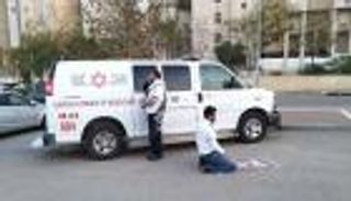 لحظات إنسانية في "كورونا".. مسعفان مسلم ويهودي يصليان معاً 