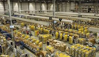 من داخل إحدى منشآت أمازون 