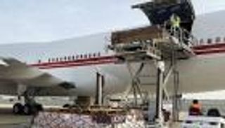 احتفاء في أوزبكستان بمساعدات إماراتية حملتها طائرة رئاسية