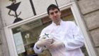 صيدلي وصانع كمامات.. كورونا يمنح الرياضيين وظائف جديدة