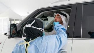 الشيخ محمد بن زايد آل نهيان يخضع للفحص من المركبة