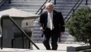 ترامب يكلف نافارو بتنسيق سياسة الإنتاج الدفاعي لمكافحة كورونا