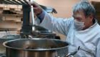 طهاة مجريون يطعمون الطواقم الطبية لتخفيف وطأة كورونا