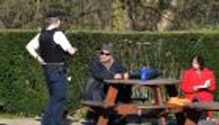 بريطانيون ينتقدون أساليب الشرطة لفرض الإغلاق ضد كورونا