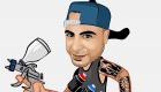 بالمسدس.. أحمد مصطفى يرسم لوحاته الفنية