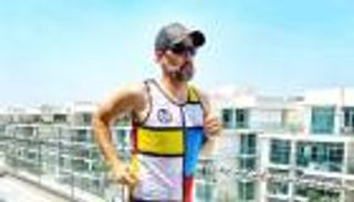 زوجان في دبي ينظمان ماراثون بشرفة منزلهما