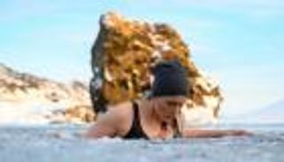 حمام الجليد في أيسلندا.. الاستمتاع بترويض البرد