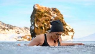 حمام الجليد في بحيرات أيسلندا 