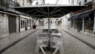 شارع خالٍ من المارة بالعاصمة البرتغالية لشبونة 