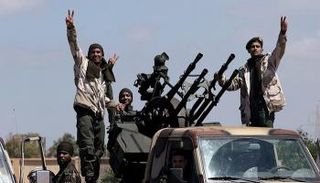 عناصر من الجيش الليبي يلوحون بشارة النصر- أرشيفية