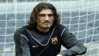 كورونا يضرب حارس برشلونة السابق