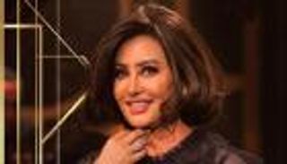 لطيفة تتحدى الحجر المنزلي بالغناء "لايف"