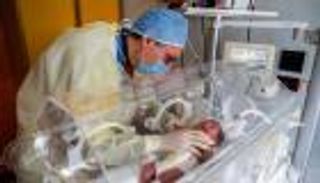 ولادة طفل معافى من أم مصابة بـ"كورونا" في روما