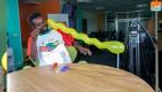 ينفخ البلالين بأذنه.. شاب إثيوبي يمتلك مواهب خارقة