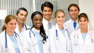 يوم الأطباء يحتفي بإسهاماتهم في المجتمع