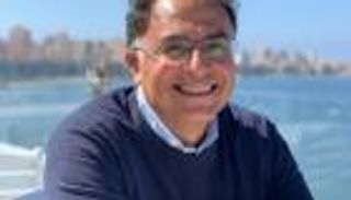 روائي مصري يدعو لتخليد بطولات الأطباء بنصب تذكاري في ميدان التحرير