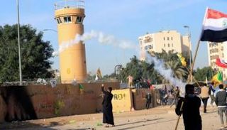 عناصر مليشيا موالية لإيران خارج السفارة الأمريكية ببغداد - أرشيفية