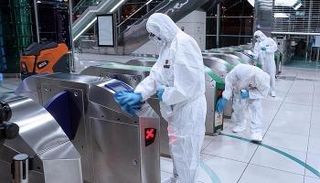 إجراءات التعقيم لمحطات المترو في دبي