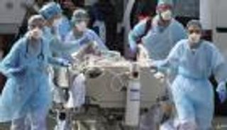 أطباء فرنسا يضحون بحياتهم ويواجهون كورونا بصدر مفتوح