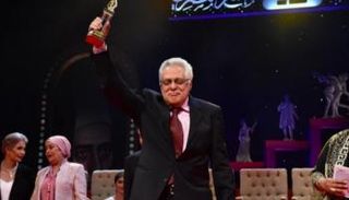 الفنان توفيق عبدالحميد يبكي لحظة تكريمه - أرشيفية