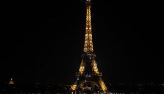 برج إيفل يحتفي بالأطباء في ذكرى تشييده