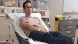 مغناطيس يعلق بأنف عالم فيزيائي أثناء اختراع جهاز يحمي من كورونا