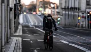 شوارع باريس شبه خالية خشية كورونا - أ.ف.ب