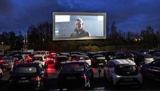 تجمع العشرات لمشاهدة السينما بإحدى الساحات المكشوفة في ألمانيا