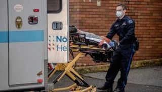 مريض ينقل لأحد المستشفيات الأمريكية - نيويورك تايمز